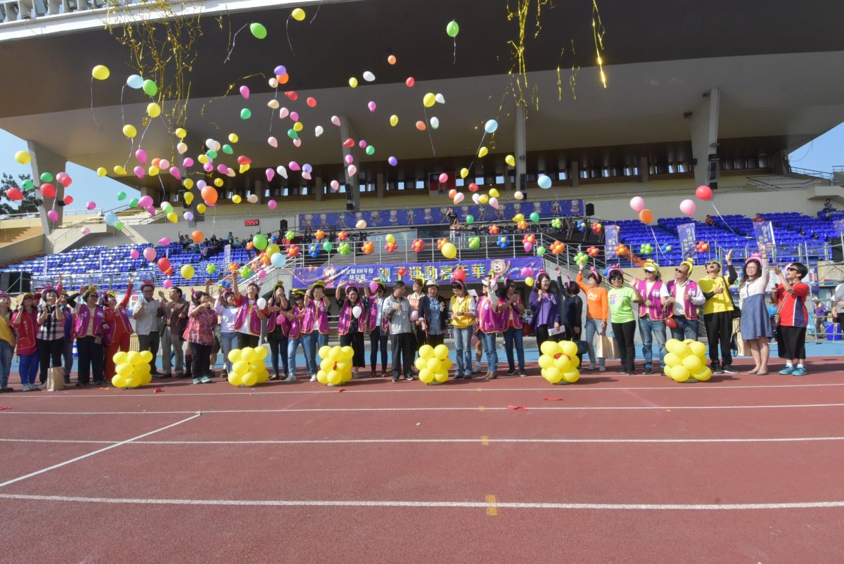 ▲彰化縣108年度幼兒園親子運動嘉年華，王惠美等人一起啟動開幕氣球。（圖／記者陳雅芳攝，2019.11.30）