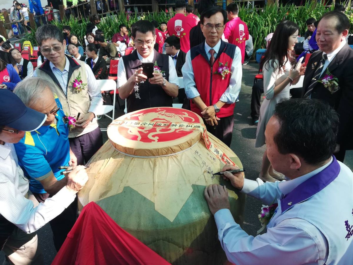 ▲活動中封藏12年陳年紅麒麟高粱酒，待12年後開甕飄香，為活動留下典藏回憶。（圖/記者邱嘉琪攝，2019.11.30）