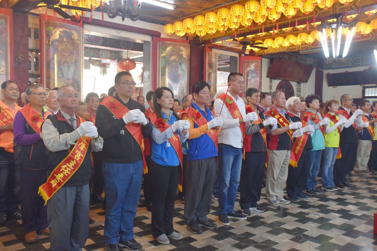 ▲全國三山國王廟會師西螺廣興宮舉行朝聖典禮，來賓參拜上疏文。（圖／記者郭春輝攝，2019.11.30）