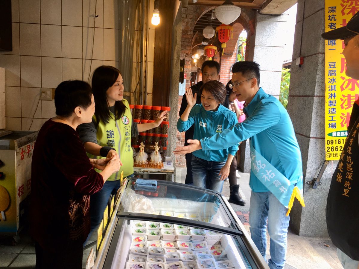 ▲新北市大文山地區立委候選人張銘祐跟不分區立委提名人范雲、北市大安區候選人謝佩芬今（20）在深坑老街拜票。（圖／張銘祐辦公室提供）