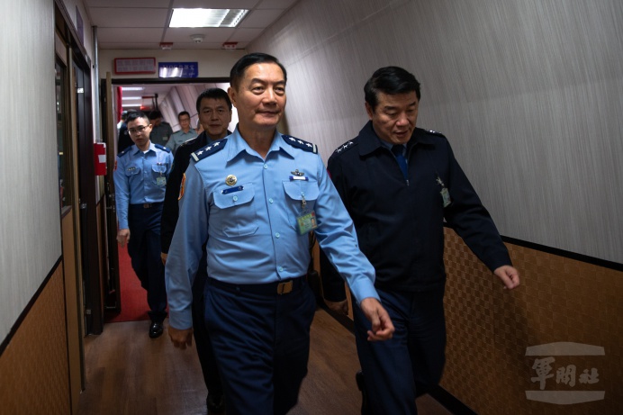 ▲ 沈總長上午由空軍司令熊厚基上將陪同，前往空作部視導操演實況。（軍聞社記者呂尚俞攝）