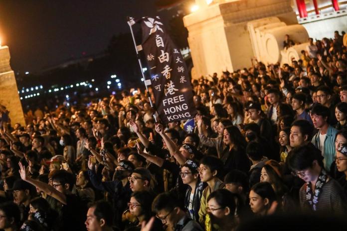 監委要求陸委會檢討「撐香港」政策。圖為「撐香港要自由」演唱會在台北自由廣場前舉辦，現場擠滿響應民眾。（圖／資料照片）