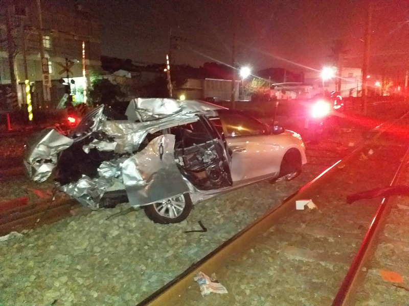 台鐵149次基隆開往潮州的自強號列車，22日晚間9時35分在台中新烏日站與成功站間登寺巷平交道，撞上一輛闖入平交道的自小客車，小客車車尾嚴重變形，目前事故路段雙向不通。（台鐵提供）中央社記者汪淑芬傳真108年11月22日