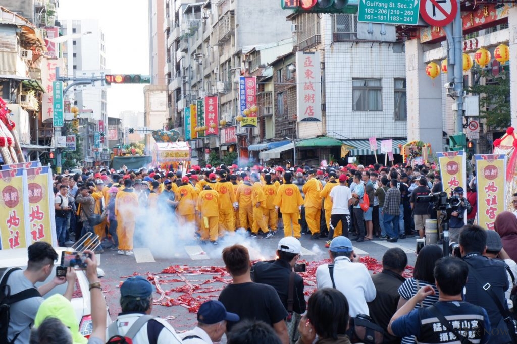 暗訪首日，信眾放鞭炮恭送尊王聖駕。（圖／記者連宜方攝）
