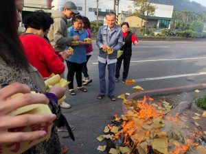27973698_193828414542730_8166491602394459111_n 怎麼判斷拜拜何時該燒金紙?(圖/記者連宜方攝)