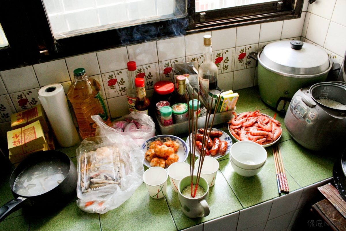 ▲有網友分享，堂弟曾偷拿地基主的雞腿吃掉，結果被罵後才哭說是有「葛格」同意的，嚇壞家人。（示意圖，非當事人／Flickr，Sunline Liu攝影）