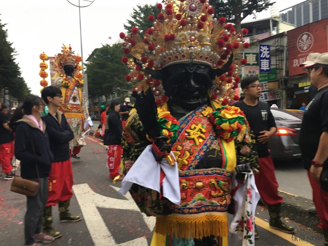 正日開心出遊，范將軍拿的是手帕羽扇。（圖／記者黃彥昇攝）