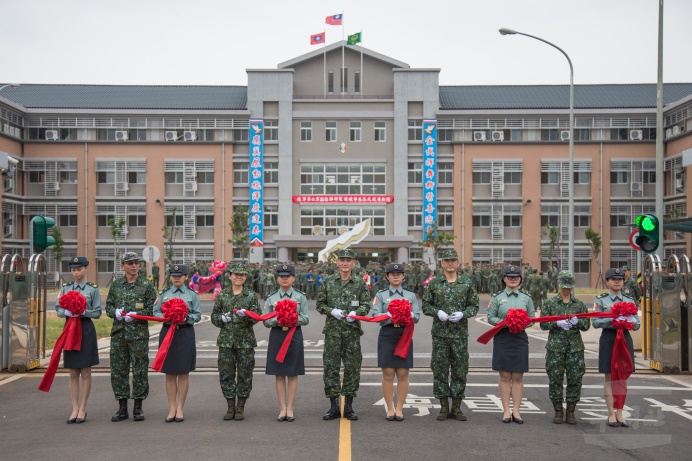 ▲ 陸軍第六軍團「雙連坡營區新建工程落成啟用典禮」，指揮官楊中將率重要幹部共同剪綵。（軍聞社記者葛芃欣攝）