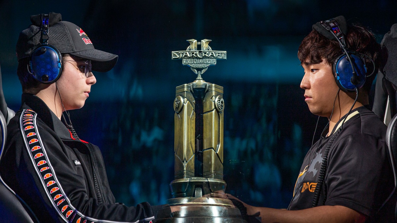 Dark（右）總決賽中擊敗Reynor（左），成為2019 WCS世界冠軍。 圖：暴雪娛樂提供