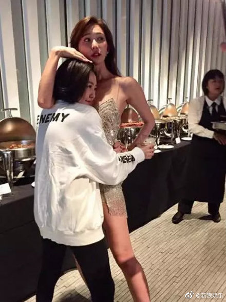▲林志玲遭小s熊抱。(圖/新浪娛樂微博)