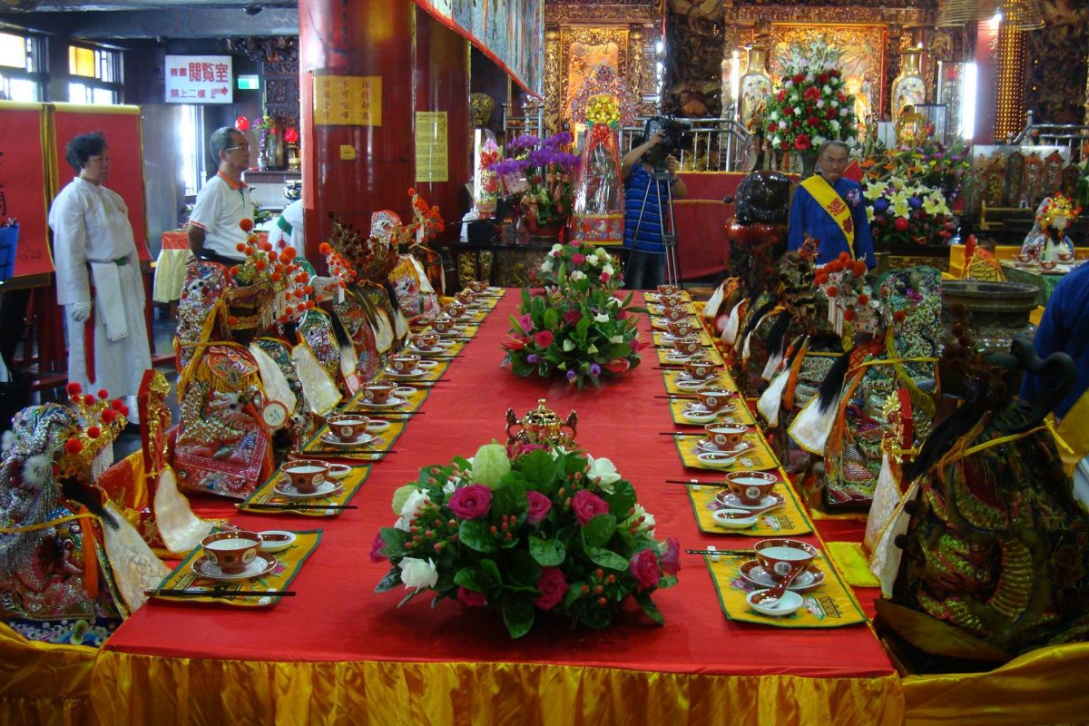 文武聖殿「祀軟宴」儀式。（圖／翻攝自高雄市高東天后宮 暨 娘傘團粉專）