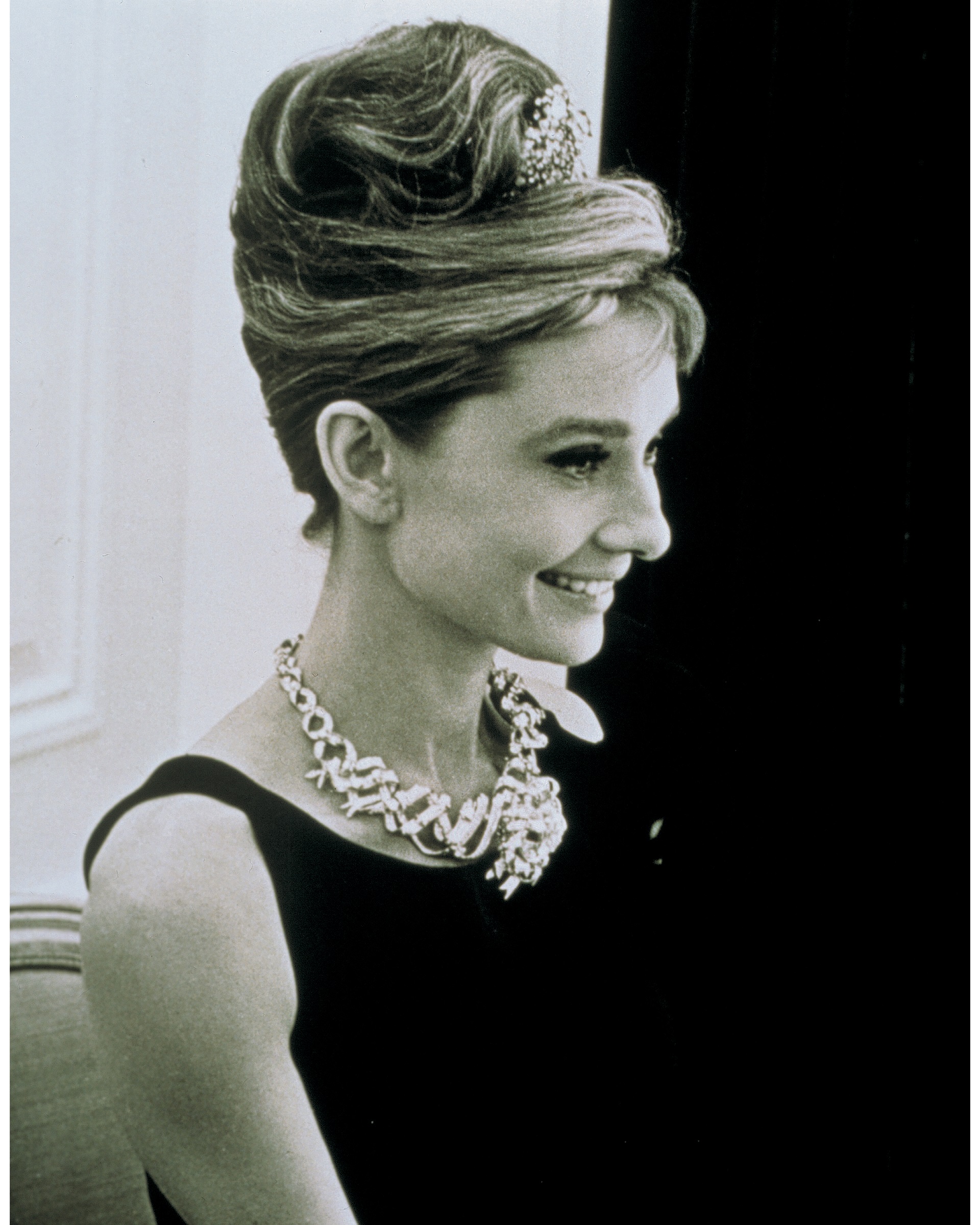 ▲永遠的巨星奧黛麗赫本 Audrey Hepburn 曾佩戴 Tiffany Jean Schlumberger Ribbon Rosette 傳奇黃鑽鑽石項鍊。（圖／Tiffany & Co.）