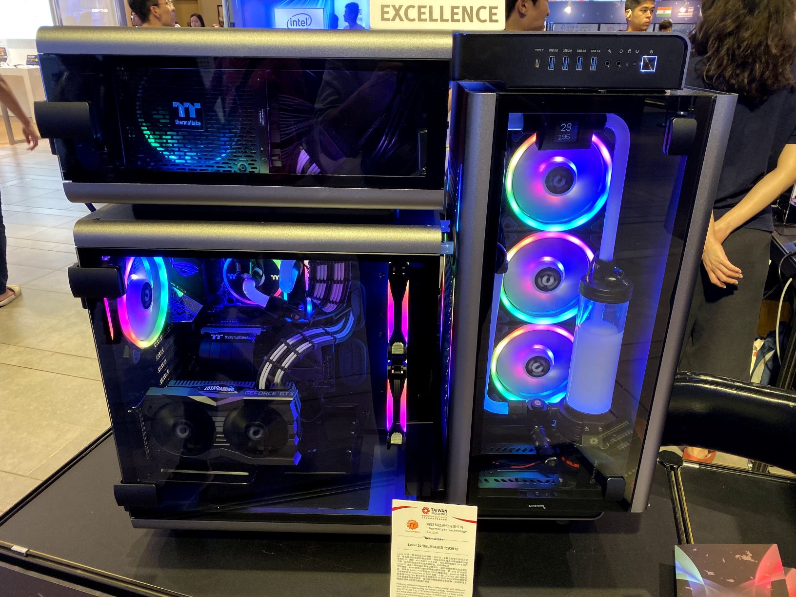 各家廠商設置硬體體驗區。圖︰記者陸冠文攝