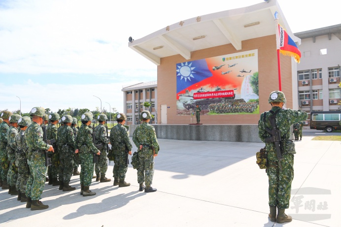 ▲ 陸軍花東防衛指揮部指揮官陳中將主持化學兵連基地專精管道訓練開訓典禮，期勉官兵勤訓精練，為單位爭取榮譽。（陸軍花東防衛指揮部提供）