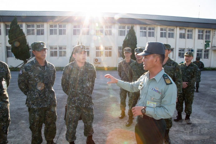▲ 總士官長韓正宏瞭解部隊訓練狀況。（軍聞社記者莊家宏攝）