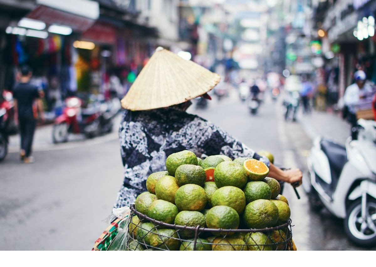 ▲街道上隨處可見載著新鮮水果的攤販。（圖／shutterstock）