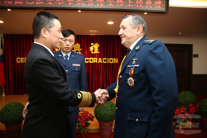 ▲ 副參謀總長執行官劉志斌上將頒授巴拉圭駐華武官博安修上校「六等雲麾勳章」。（軍聞社記者李一豪攝）