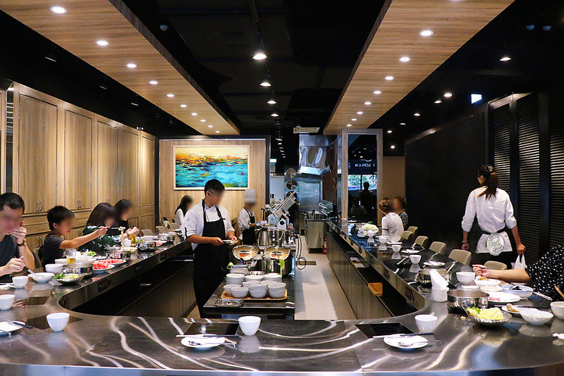 ▲用餐區地板全由深棕色木板鋪成，整體給人霸氣沈穩的感覺。（圖／Kate‘S Fun Zone凱特瘋閣）