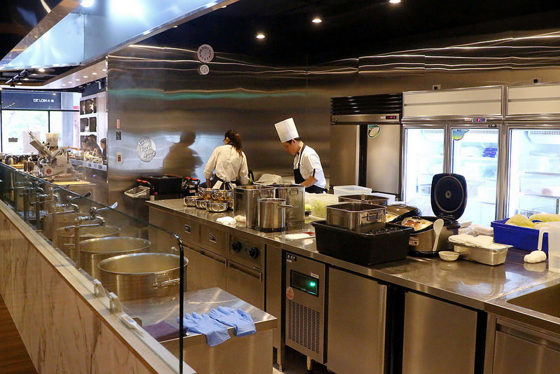 ▲佔地有1/3店面的開放式廚房。（圖／Kate‘S Fun Zone凱特瘋閣）