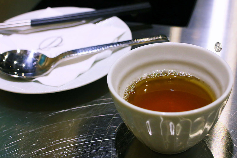 ▲這杯清澈甘甜的雞湯，正是「德朗火鍋」所用的湯底。（圖／Kate‘S Fun Zone凱特瘋閣）