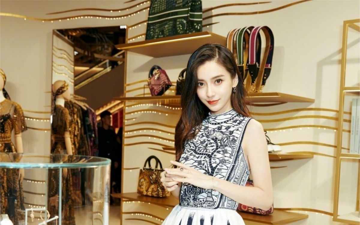 ▲ Angelababy擁有精緻的五官，娃娃般的臉蛋 。（圖／翻攝微博） 