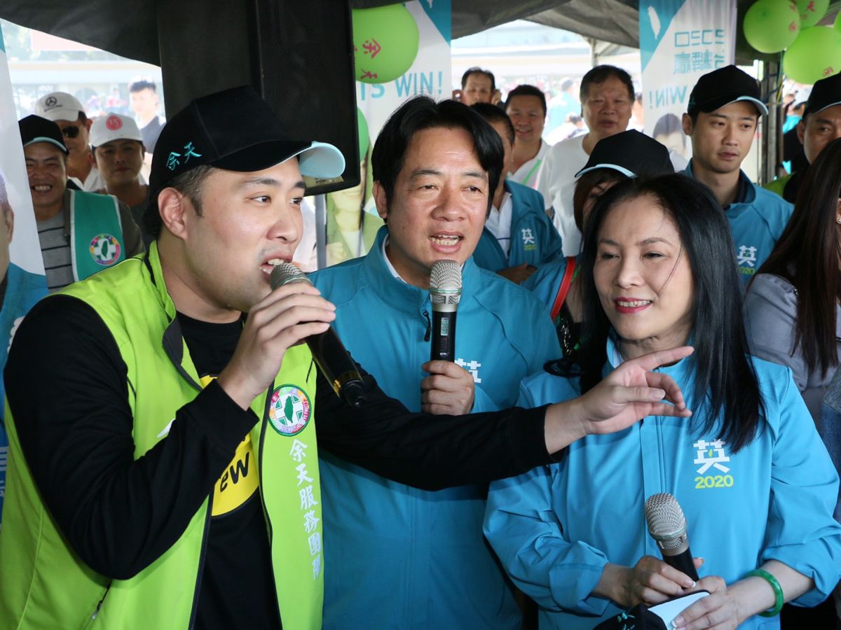 ▲民進黨提名副總統參選人賴清德與余祥銓、李亞萍合唱余天的知名歌曲《榕樹下》。（圖／記者劉育辰攝）