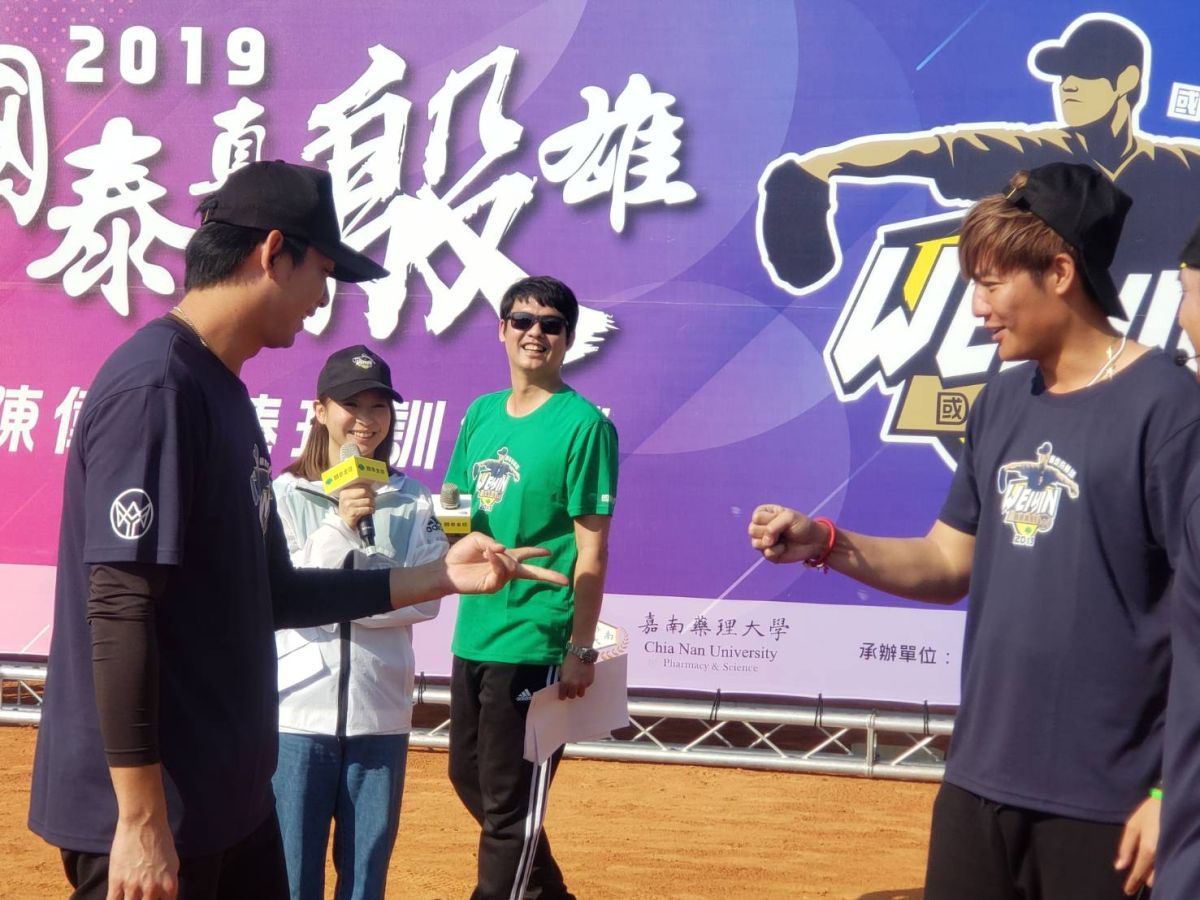 旅美投手王維中(左)和桃猿左投王溢正猜拳。（圖／黃建霖攝）