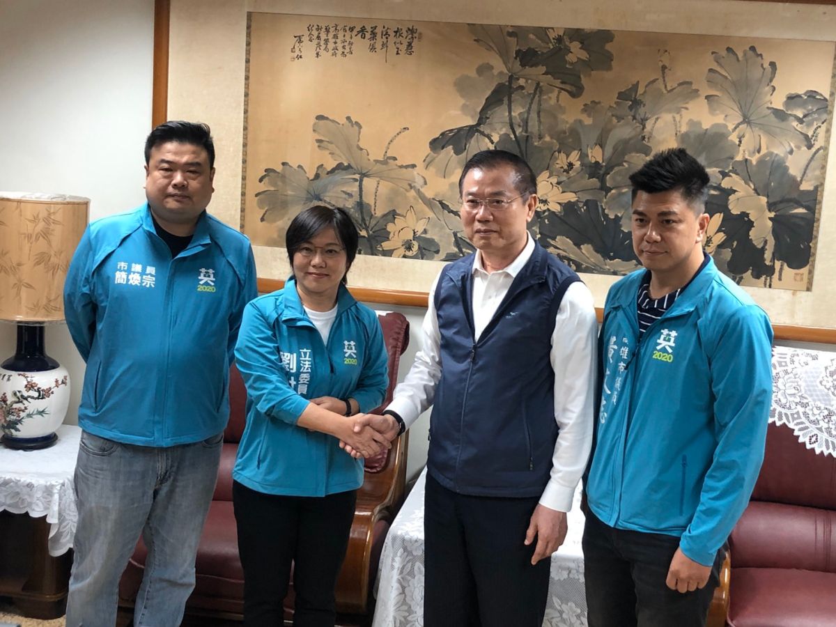 ▲罷韓、挺韓大遊行可能於12月21日同一時間將同時在高雄市舉行，對此，民進黨籍立委劉世芳今(1)日特前往高市警局拜會警察局長李永癸希望避免發生街頭衝突。（圖／立委劉世芳辦公室提供）