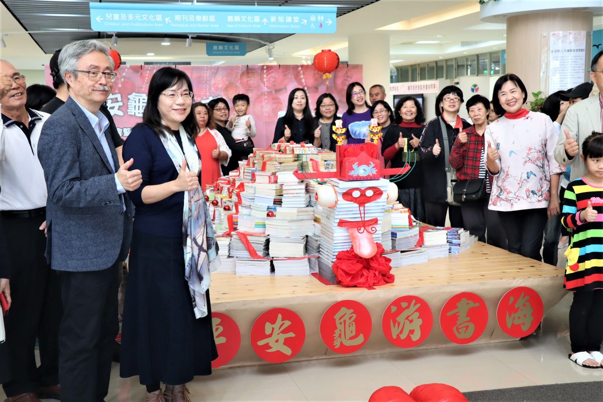▲澎湖縣文化局在圖書館大廳用書堆疊出一隻「平安書龜」，以乞龜求智慧為發想，希望每一位來到圖書館的民眾，都能智慧滿盈、平安喜樂游向書海。（圖／記者張塵攝，2019.12.01）