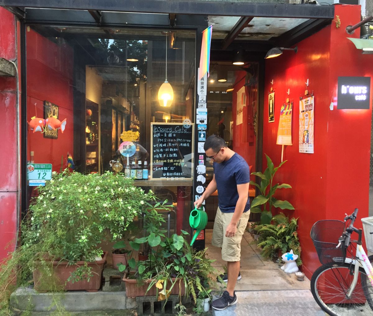▲長期深耕同志議題的h*ours咖啡店是台灣第1間同志咖啡廳，傳出將在明年熄燈。（圖／記者黃仁杰攝）