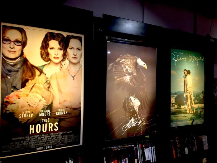 ▲《時時刻刻》的電影海報是h*ours現存最久的物品，也代表著這間店在意的議題，與它在其中扮演的角色。（圖／記者黃仁杰攝）