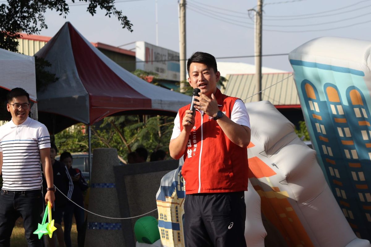 ▲立委候選人陳柏惟邀請「好玩劇團」到龍井拍瀑拉水裡社公園演出，在場的親子們開懷大笑。(圖／柳榮俊翻攝2019.12.1)