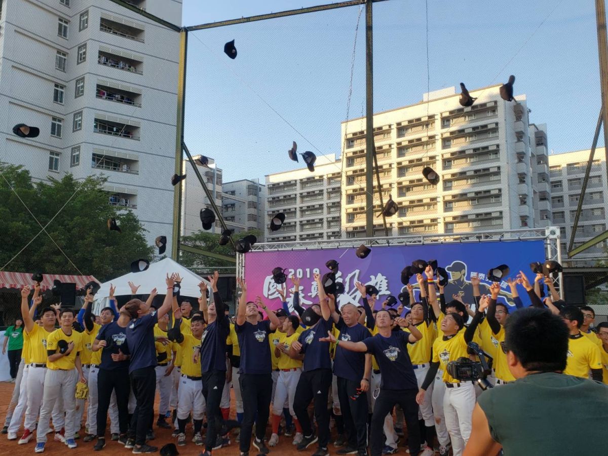 2019陳偉殷棒球訓練營圓滿落幕，結業式後球員將帽子扔到空中歡呼。（圖／黃建霖攝）