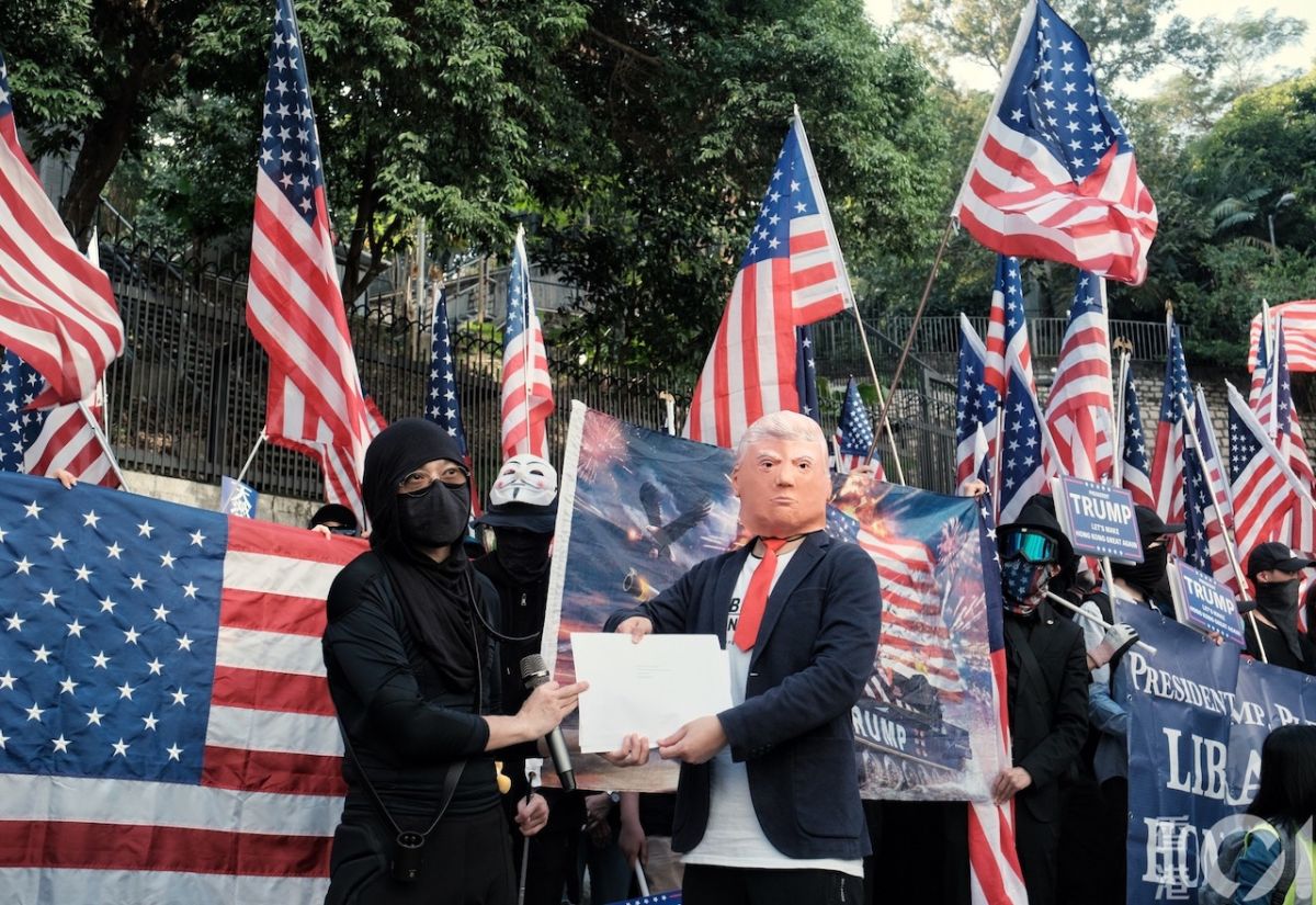 ▲參與者於修行中扮演美國總統川普接受《人權法案》。（圖／翻攝自《香港 01 》／羅君豪攝）