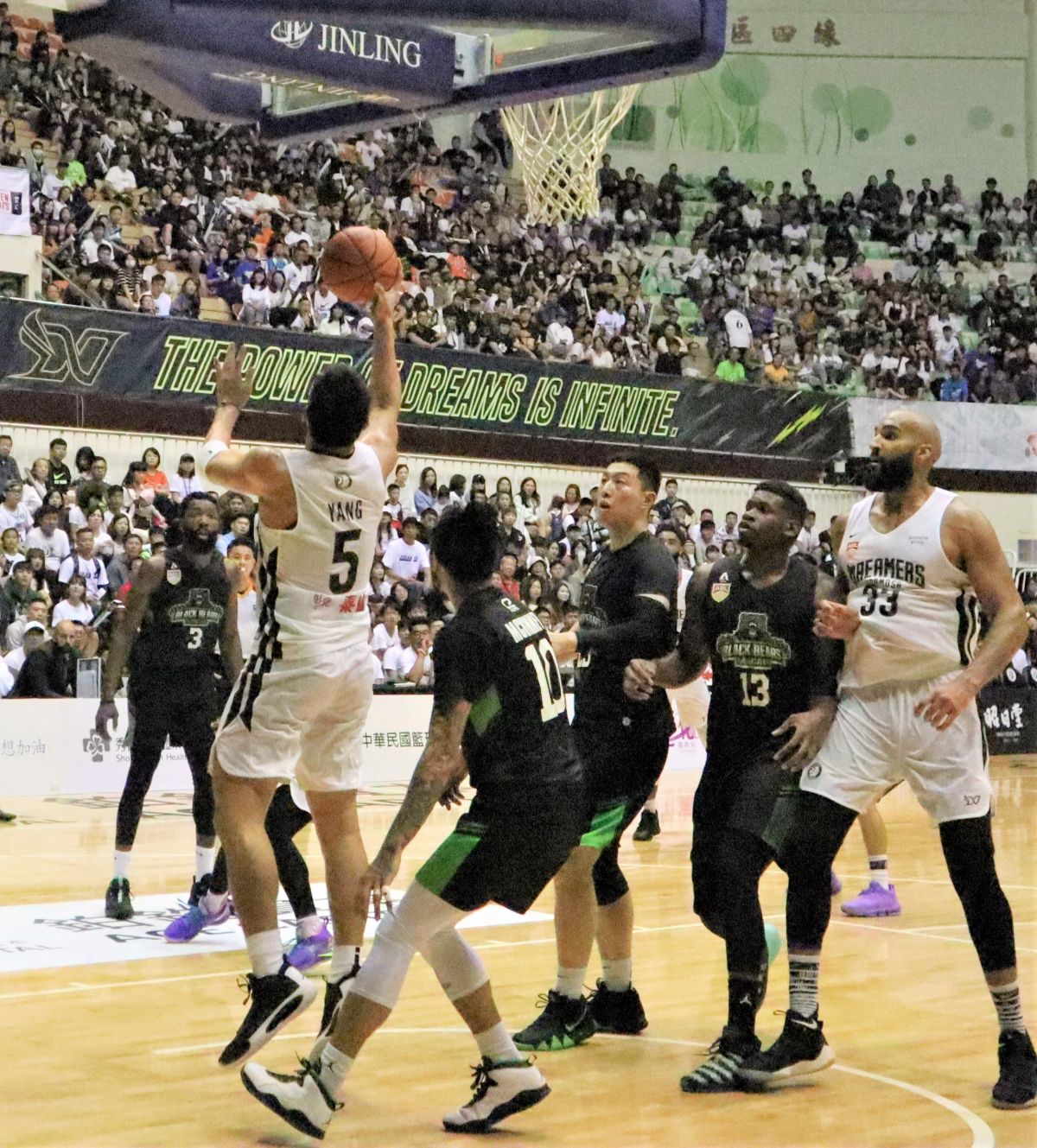 ▲ABL寶島夢想家，「阿美族戰士」楊敬敏(5號)轉身上籃得手、洋將李恩(33號)（圖／鍾東穎攝 ,2019.12.01）