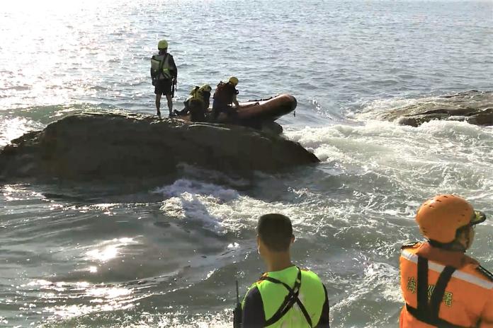 驚險！救援受困釣客　消防橡皮艇卡礁岩動彈不得
