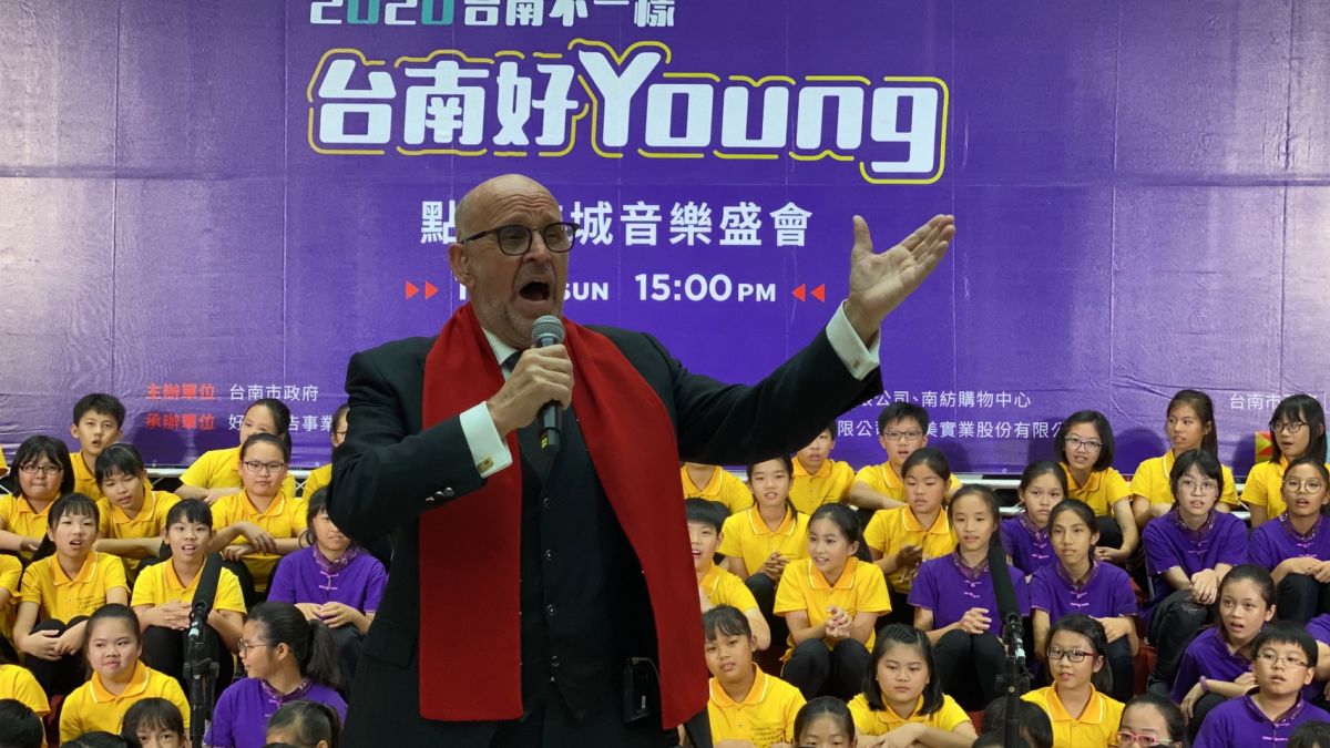 ▲荷蘭美聲歌手馬丁．賀肯斯Martin Hurkens1日下午在南紡購物中心獻唱，為2020台南耶誕跨年活動揭開序幕。（圖／記者陳聖璋攝，2019.12.01）