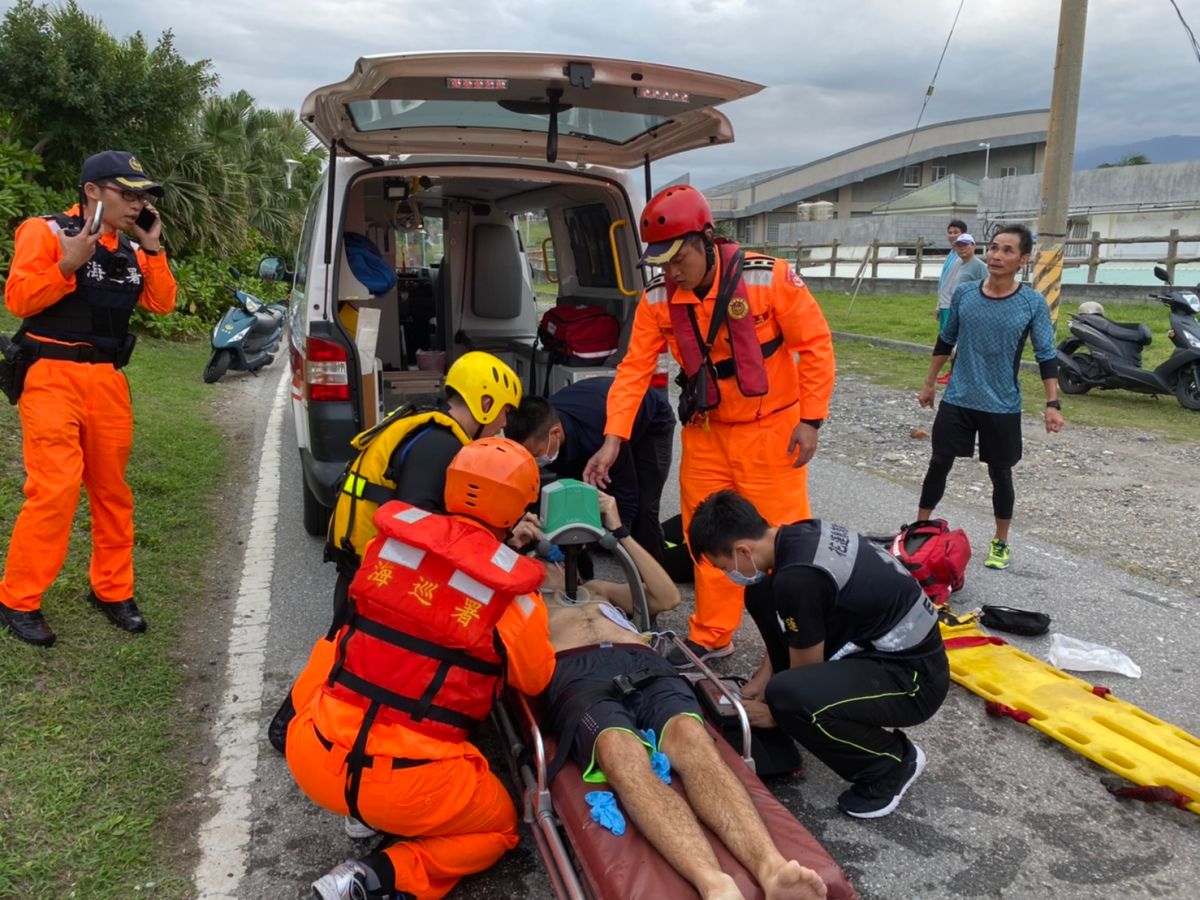 ▲今天下午南濱公園忘憂亭，一名約旦籍男疑似不熟悉水性，在岸邊不遠處戲水時不幸溺水。（圖／海巡署提供）