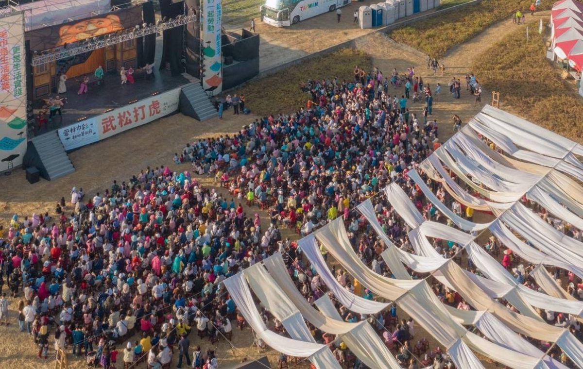 ▲屬於農村既有的原生材料結合毛巾，長長的毛巾成為耕地上的藝術創作。（圖／記者蘇榮泉攝，2019.12.01）