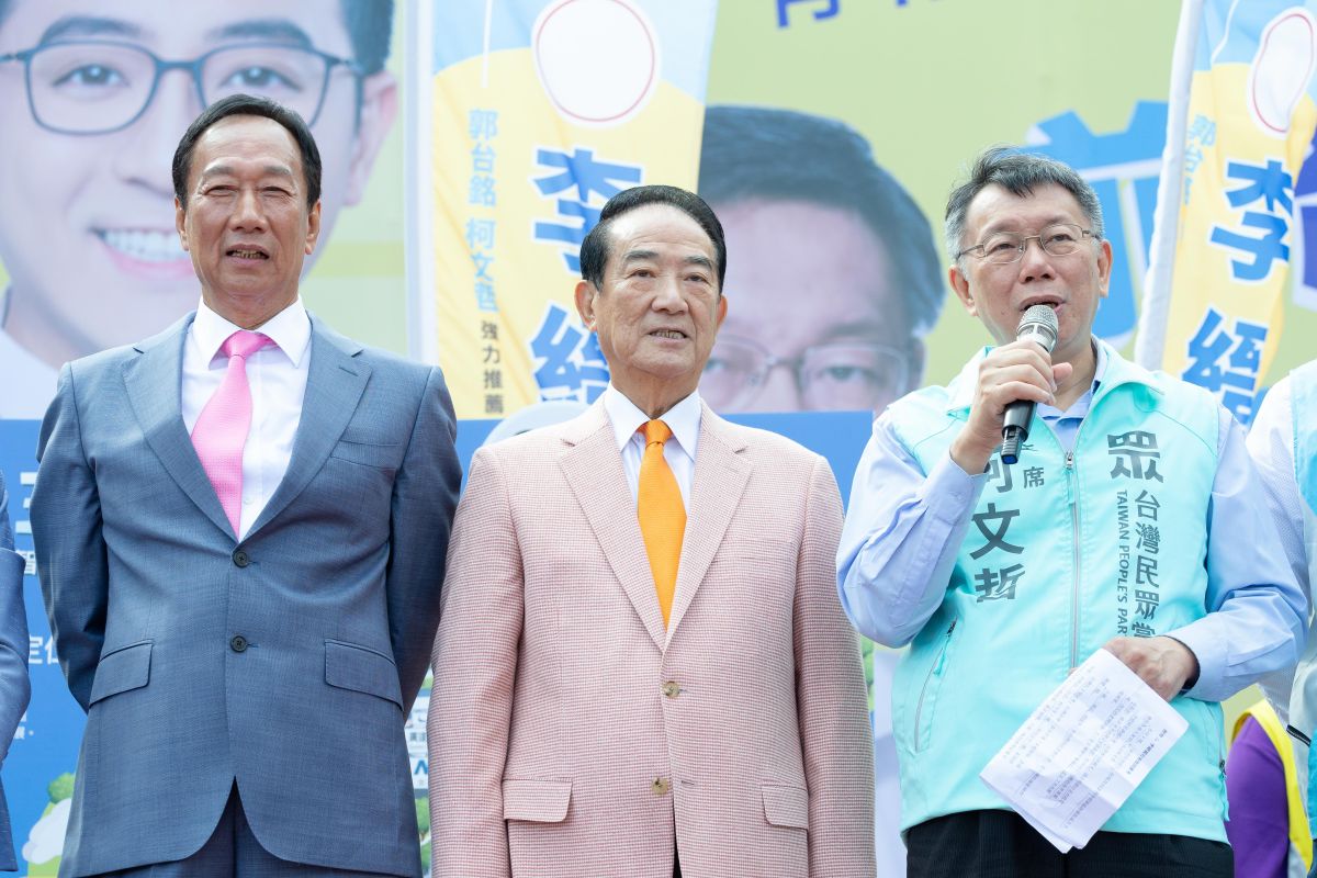 ▲鴻海集團創辦人郭台銘、親民黨總統參選人宋楚瑜以及台北市長柯文哲，30日同台為郭家軍立委參選人李縉穎站台造勢。（圖／台灣民眾黨提供）