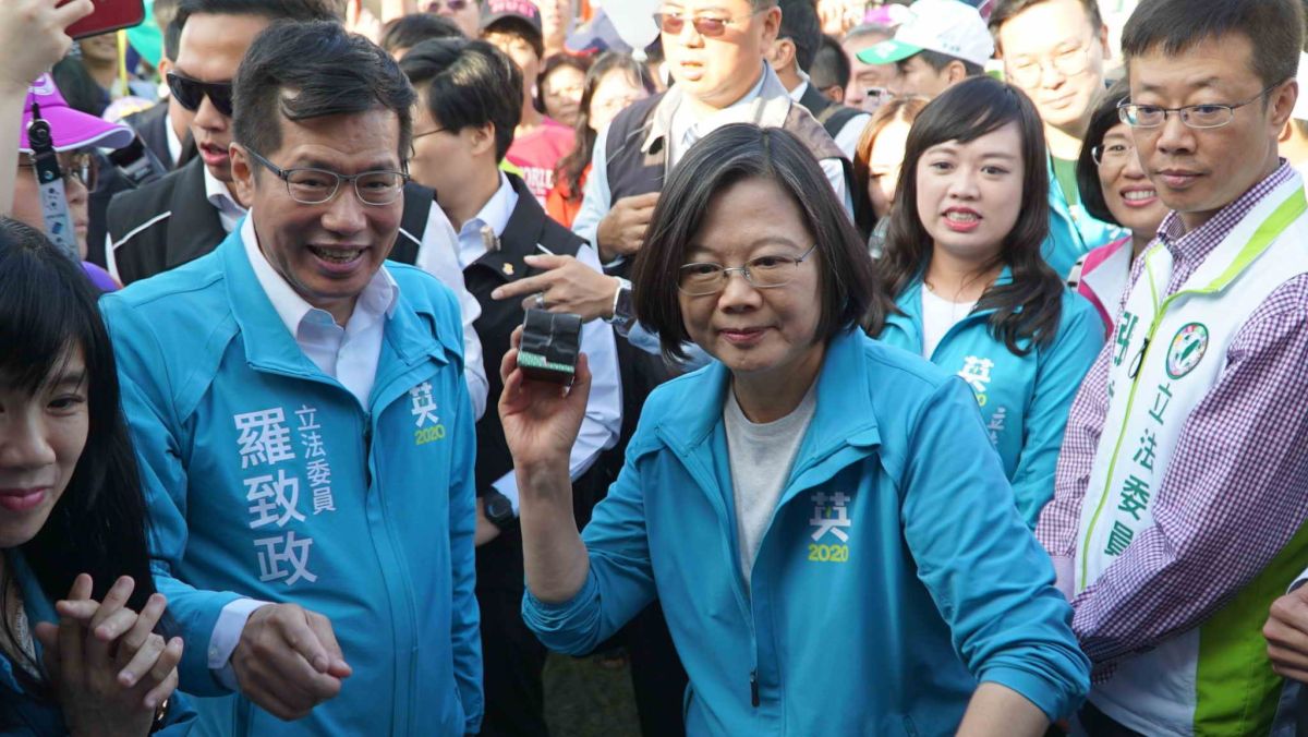 ▲總統蔡英文也來逛攤位，打中 軍事威脅、外交打壓、共諜滲透、板橋車位不足，現場氣氛嗨翻。（圖／立委羅致政辦公室提供）