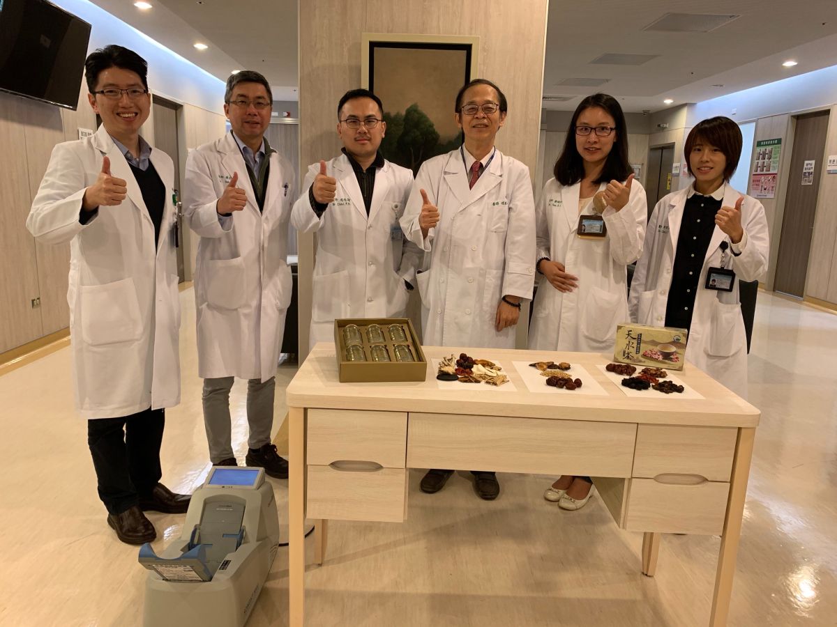 ▲醫師團隊陣容堅強，齊心為周年院慶的健康園遊會宣傳。（圖／中醫大新竹附醫提供）