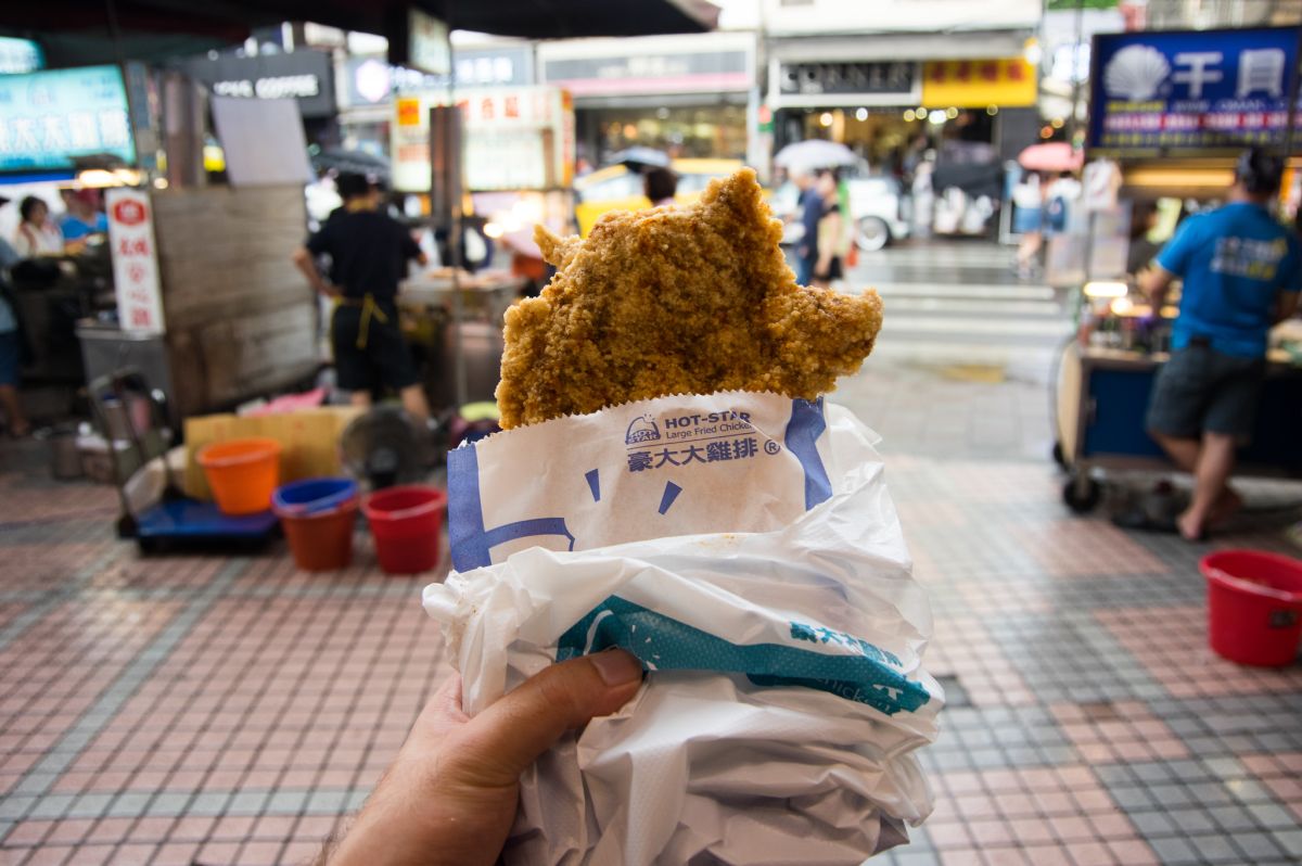 ▲有網友提問，吃雞排該選「厚 or 大」的才好呢？（圖／取自 flickr ）