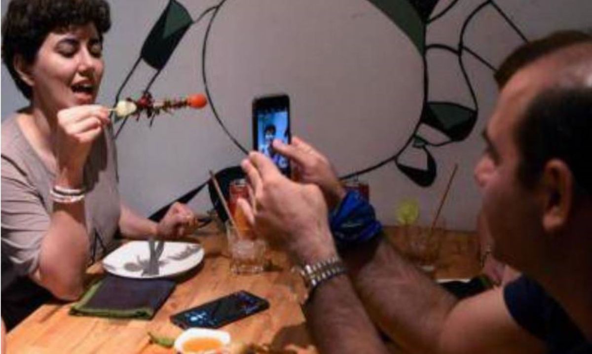 柬埔寨首間昆蟲串燒咖啡廳除了能點到雞尾酒，還能用眾多特色小吃佐酒，例如「螞蟻春捲」、「蠶寶寶芋頭炸丸子」和「蟲蟲巨無霸（Bug mac）」等等。（圖／ANN）