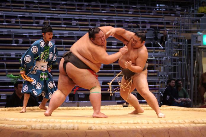 流傳數千年的相撲運動被稱為「日本國技」，其規則與禁忌繁多，其中一項包括「女性禁止登上土俵」。（Shutterstock）