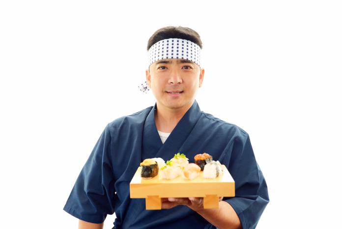 雖然在某些餐廳仍然可以看到女性壽司師傅的身影，但絕大多數的壽司師傅仍為男性。（Shutterstock）