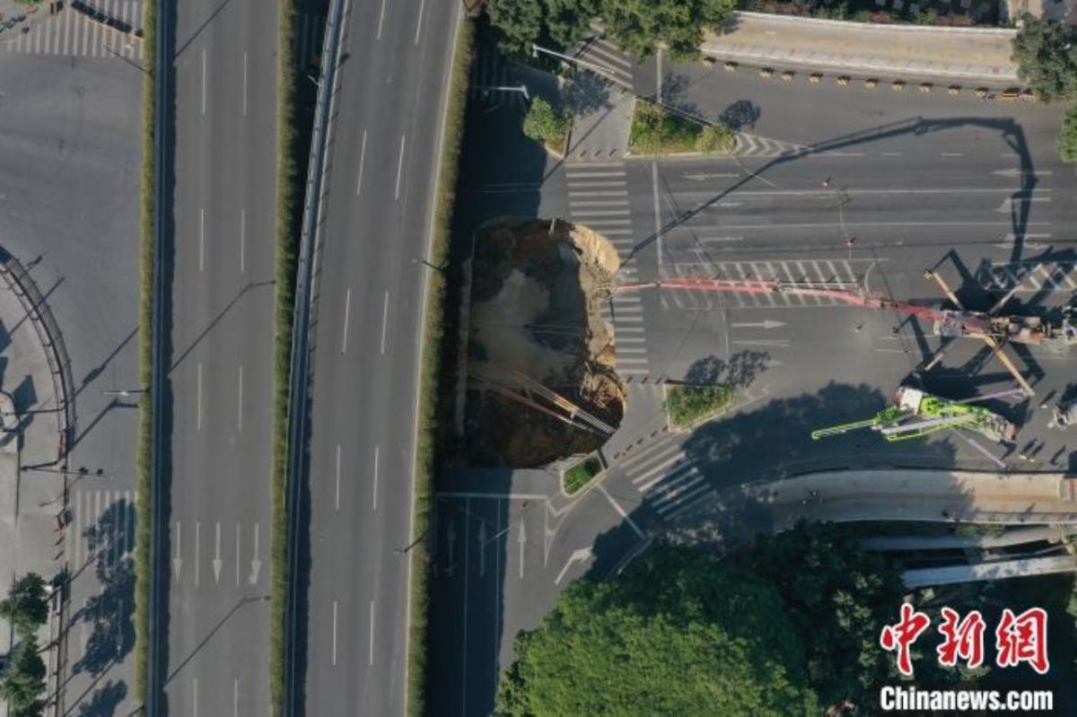 ▲大陸廣州近日驚傳路面塌陷意外，據悉有 3 人受困。（圖／翻攝自中新網）