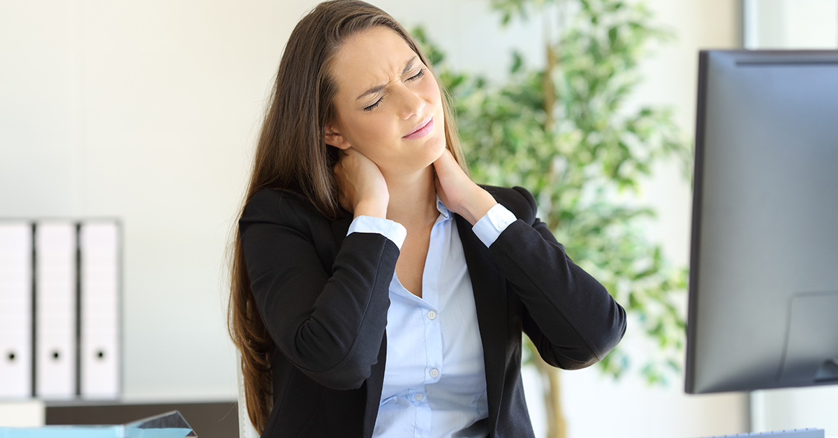 ▲長時間低頭、用不正確姿勢滑手機、使用3C產品，長期下來可能造成頭頸部血流不暢而引發「頸性眩暈」。（圖／ingimage）