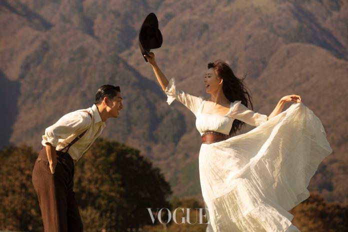 ▲林志玲與 AKIRA 為《VOGUE》雜誌拍攝的甜蜜封面照曝光。（圖／《VOGUE》雜誌提供）
