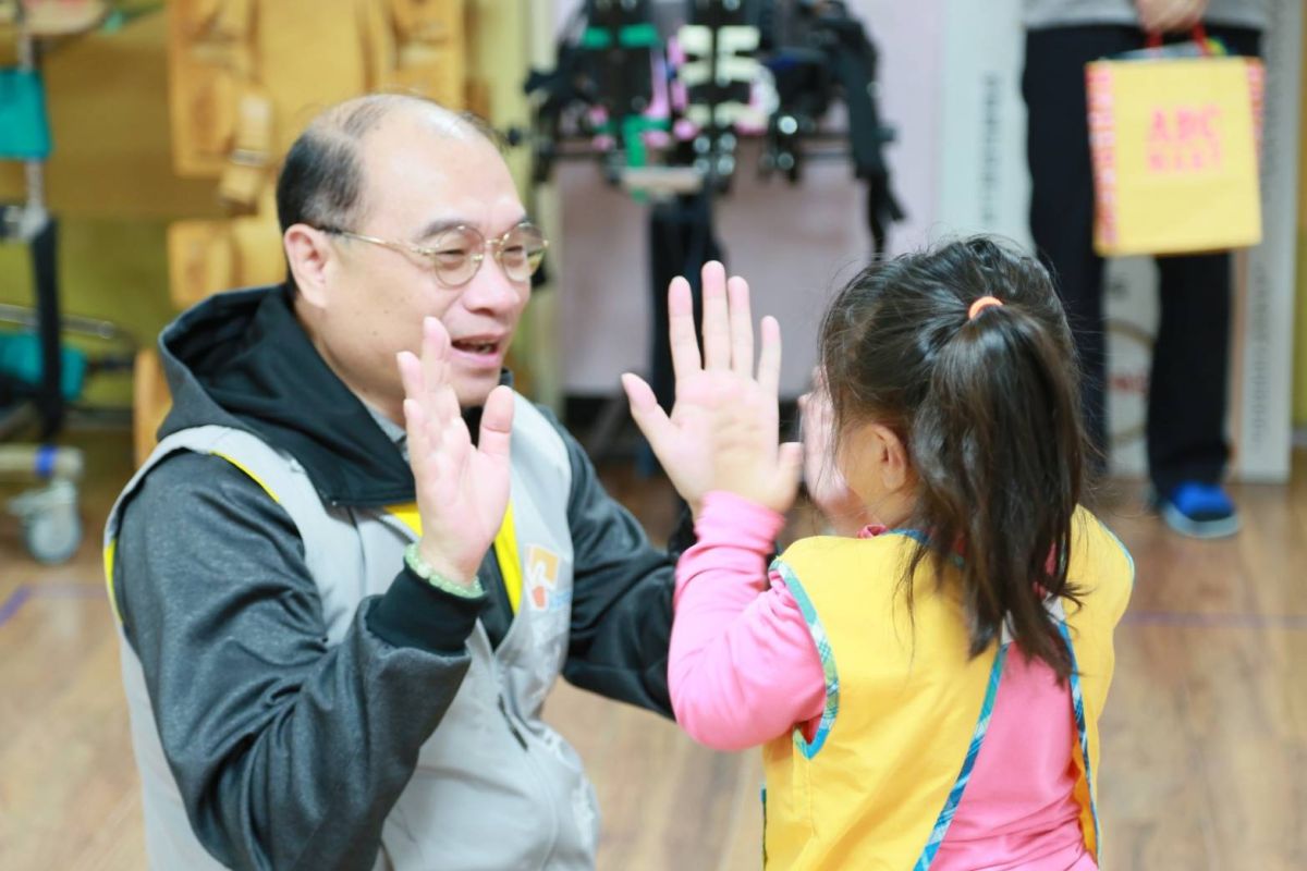 ▲振道有線電視總經理劉中勝(左)致贈照護金給心路基金會，善盡企業回饋社會責任。（圖／振道提供）